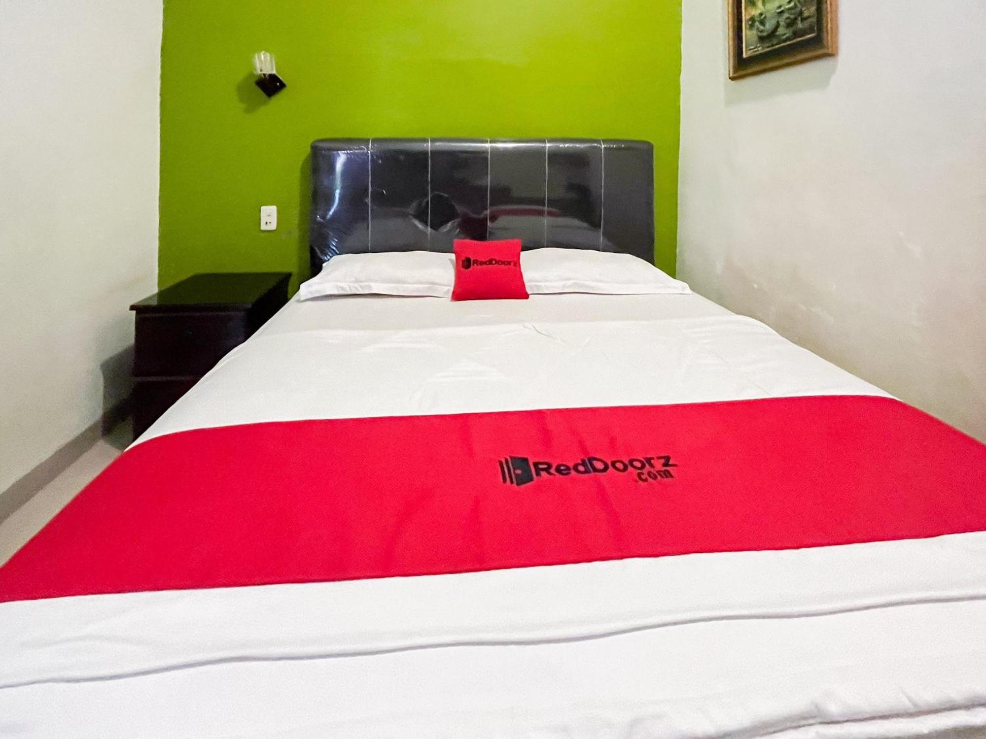 Готель Reddoorz Near Pantai Pandan Sibolga 2 Halangan Екстер'єр фото
